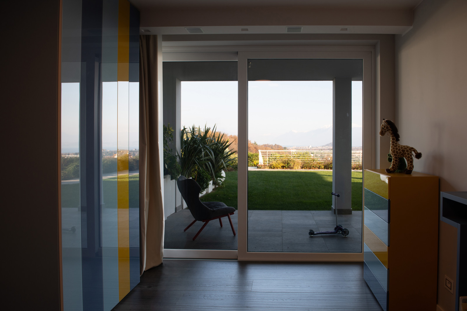 Интерьер апартамента в HPA, Паденге-Суль-Гарда, Италия