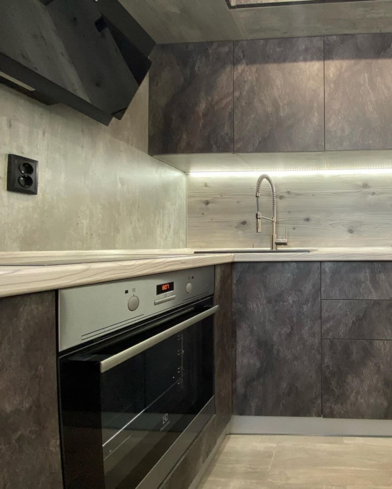 Встроенная черная угловая кухня в стиле лофт с бутылочницей