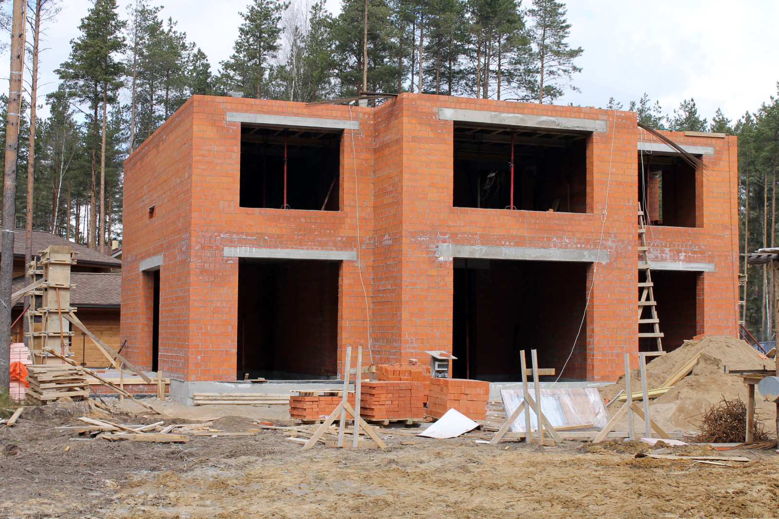 Дом из кирпича в "Охтинском парке"