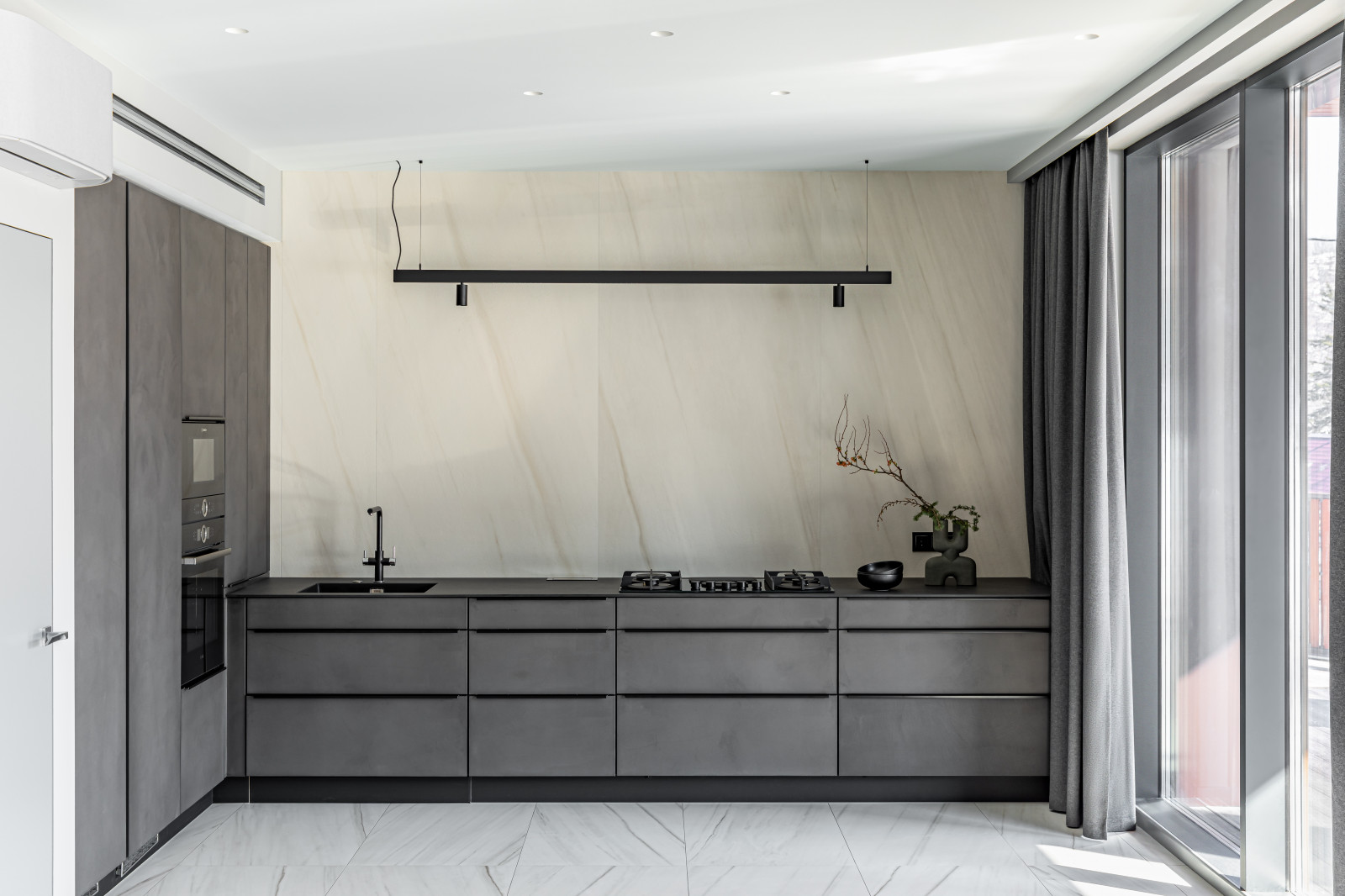 Камень внизу, дерево вверху.