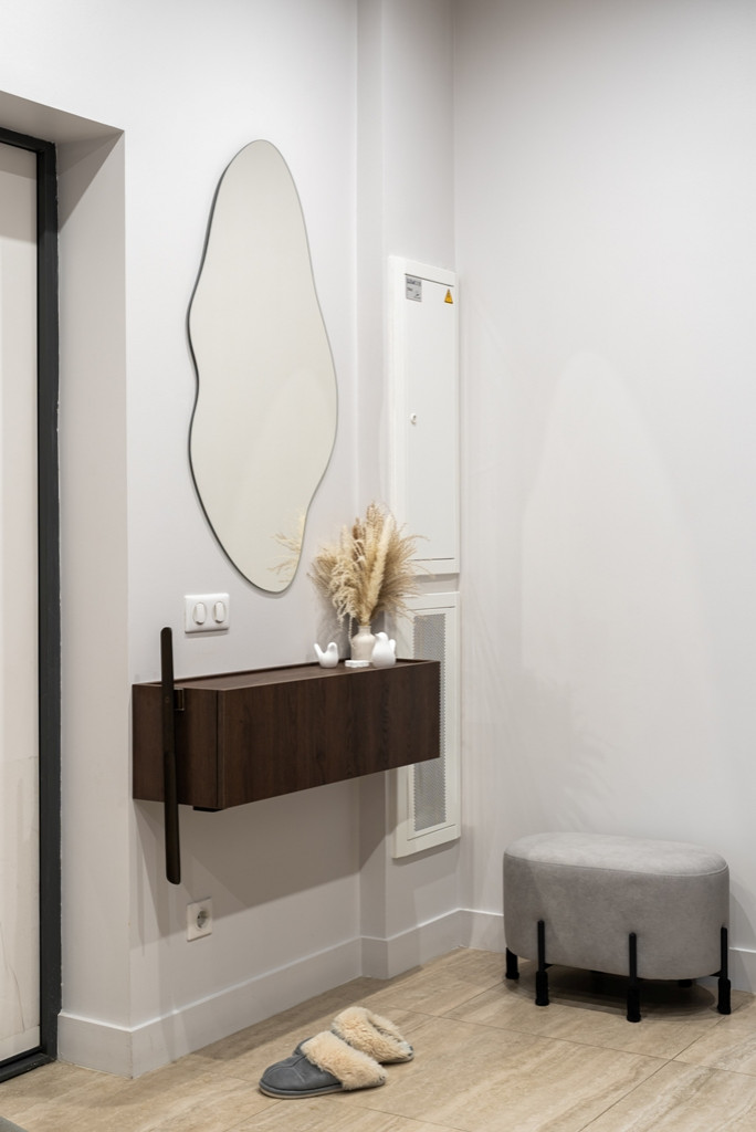 Городская квартира с продуманным дизайном и камином в ТВ тумбе