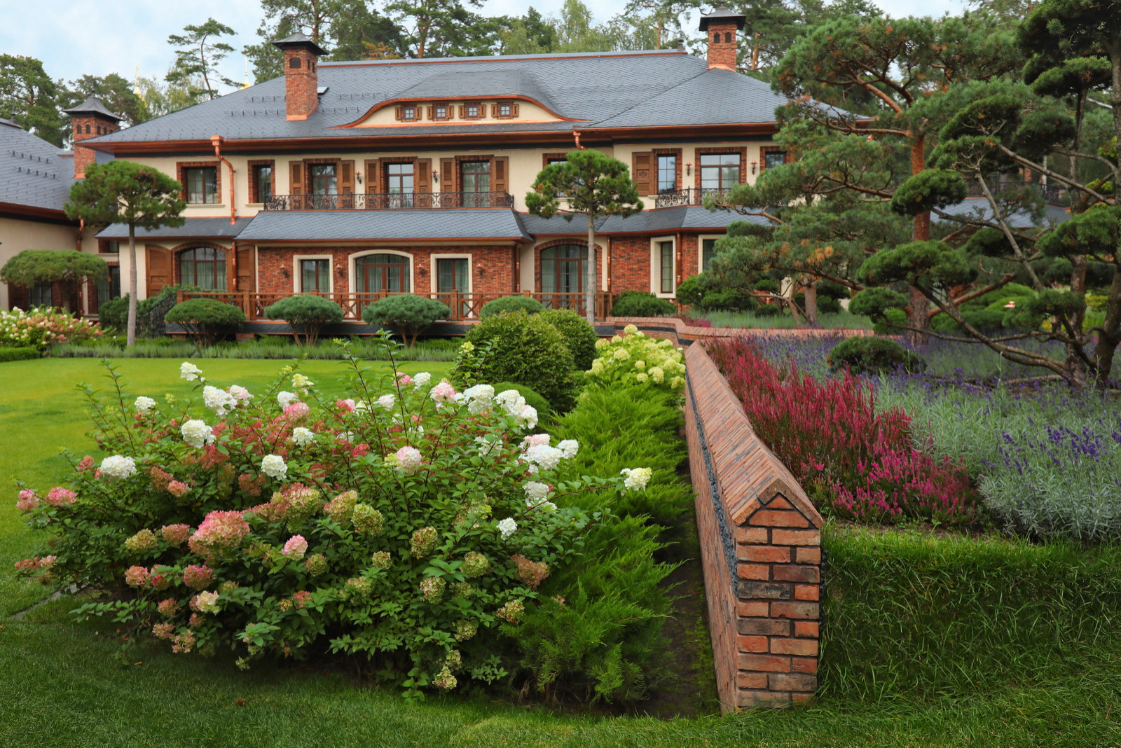 Коттеджный сад в Барвихе (дизайн и исполнение компании "Imperial Garden")