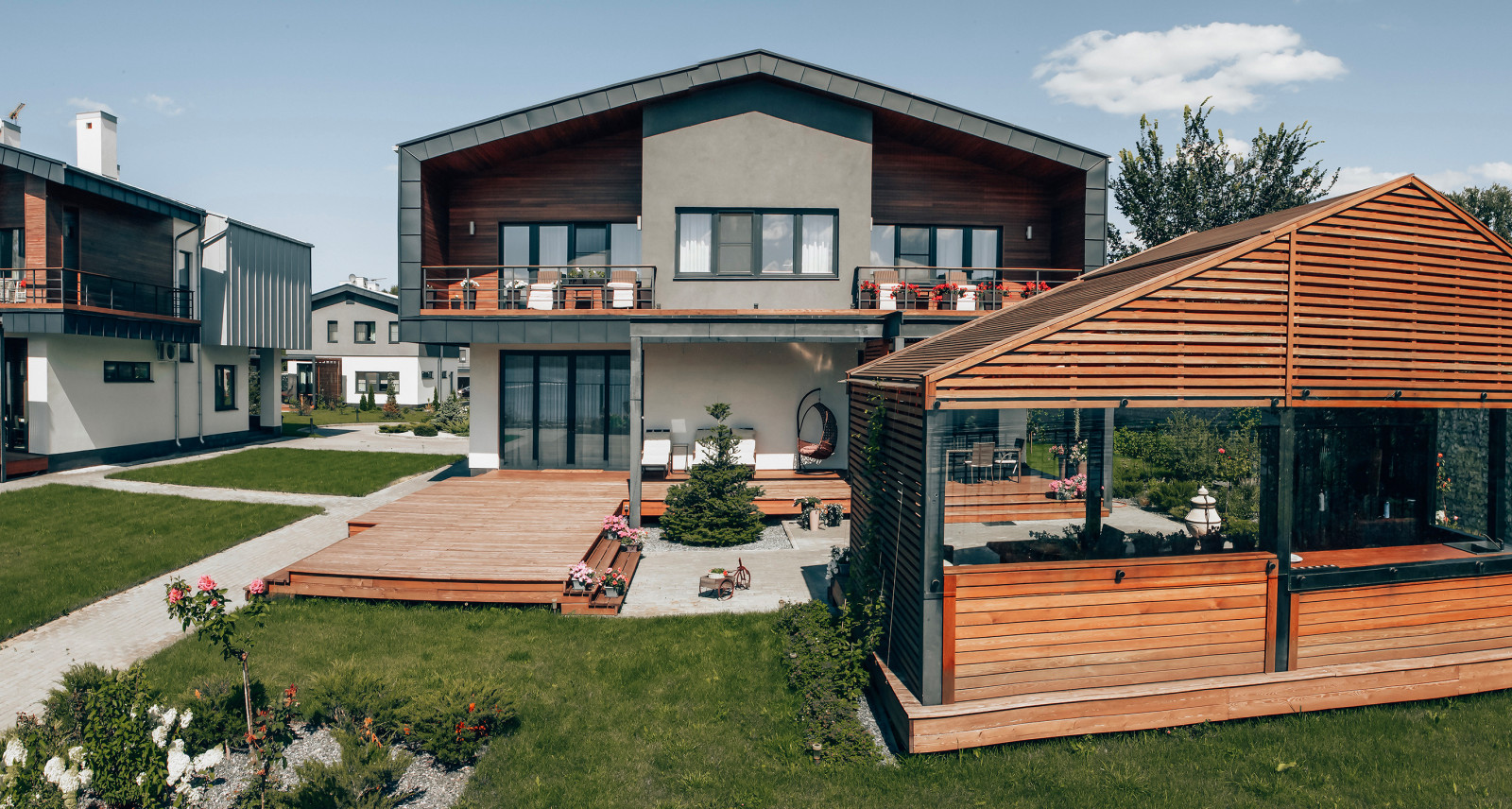 Дом и беседка