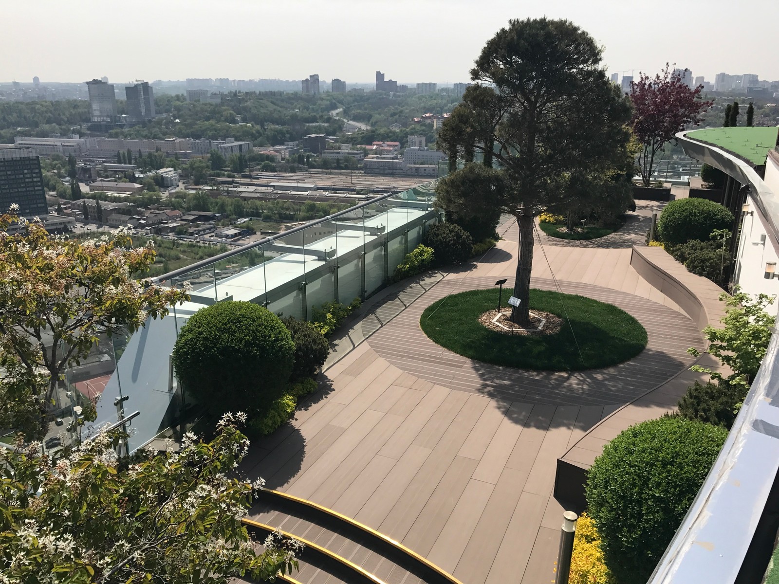 Парк на крыше жилого высотного здания.