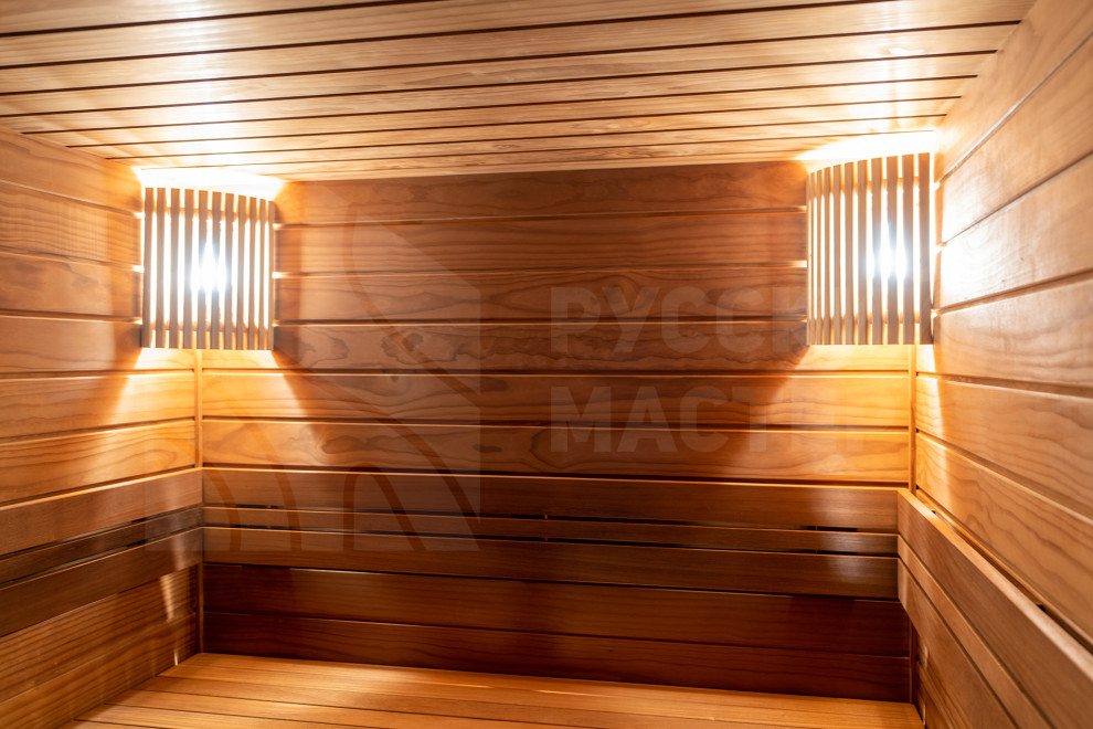 Современная баня в стиле барнхаус с отделкой из амбарной доски и доски Шале