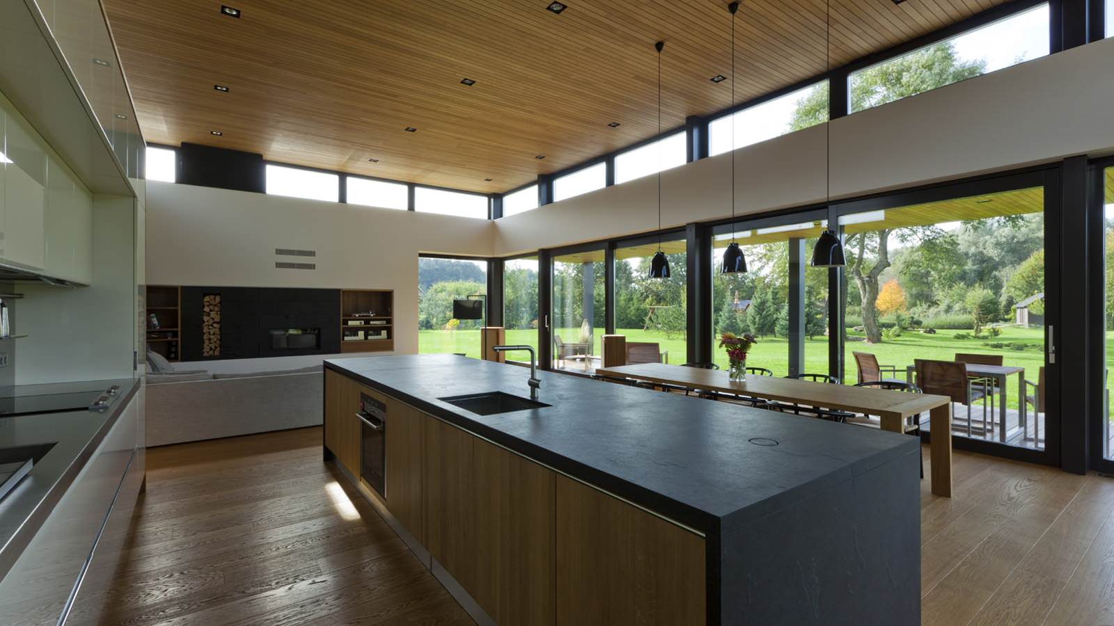 Дом с панорамным остеклением