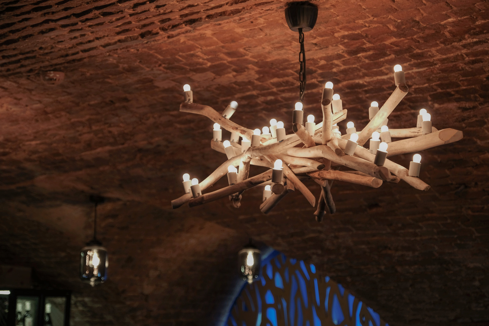 Винный погреб с барной стойкой из дров и камином