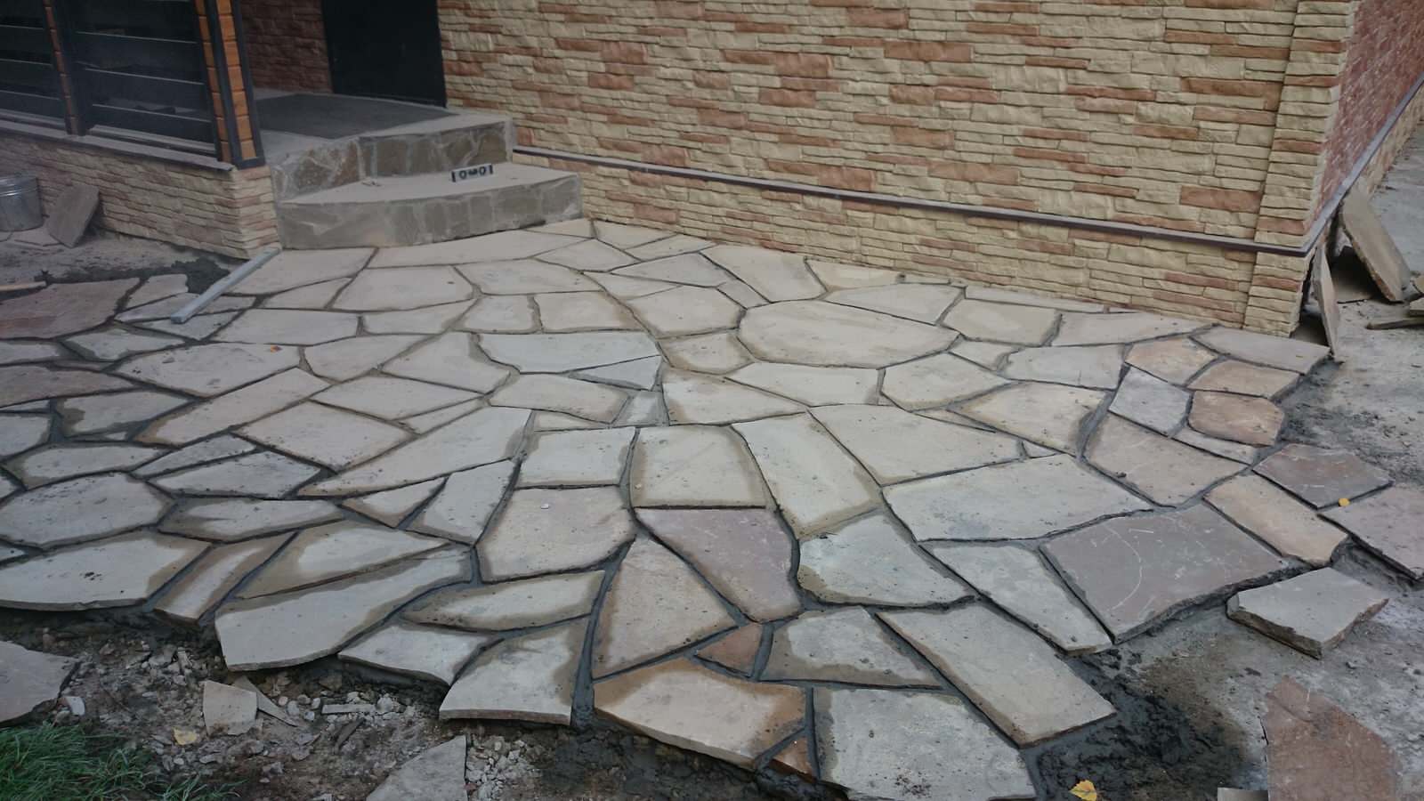 Реконструкция площадки перед домом. Укладка новой площадки из натурального камня