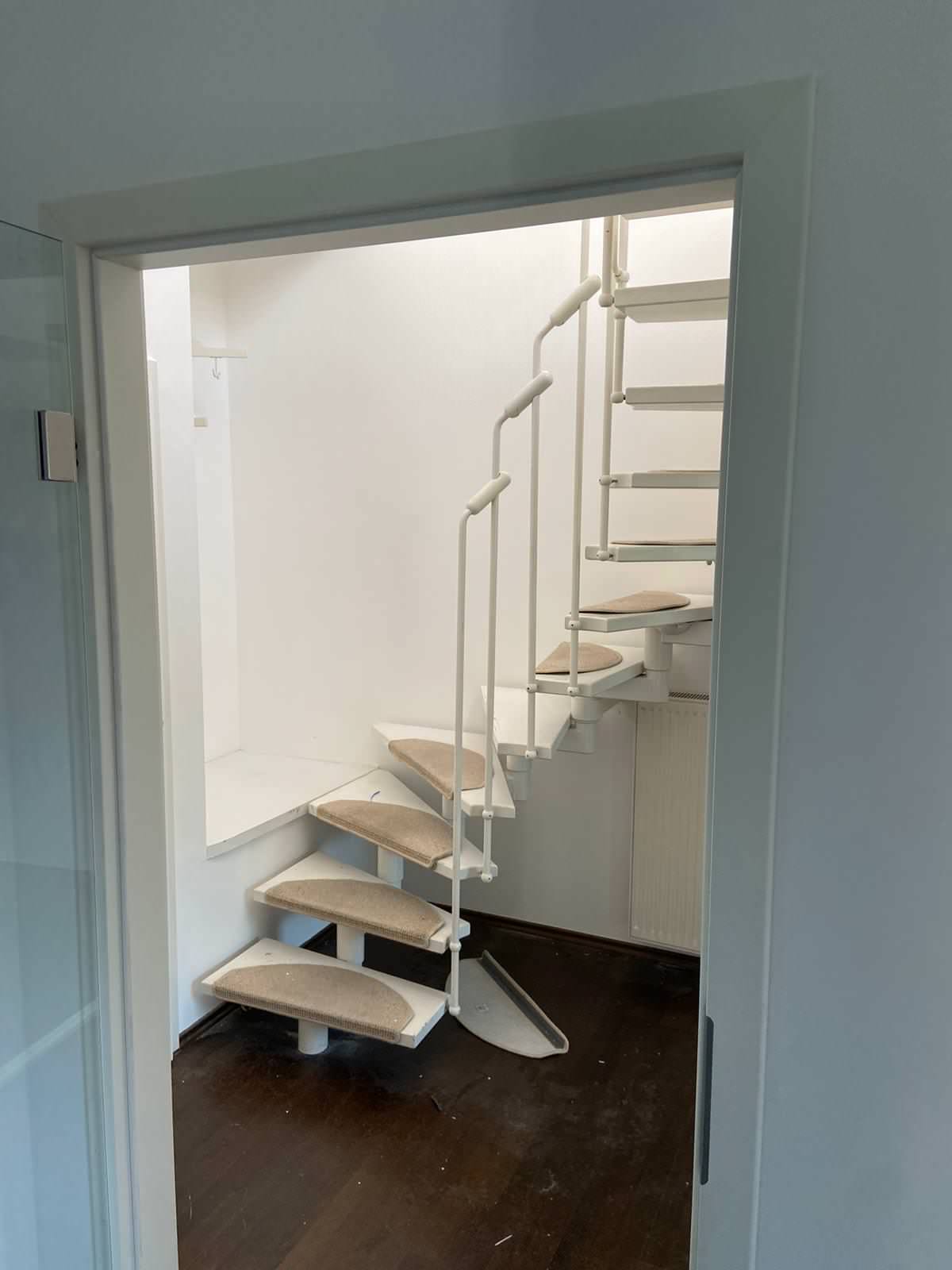 Лестница в квартире (BauBuche и элементы с эффектом необработанной стали)