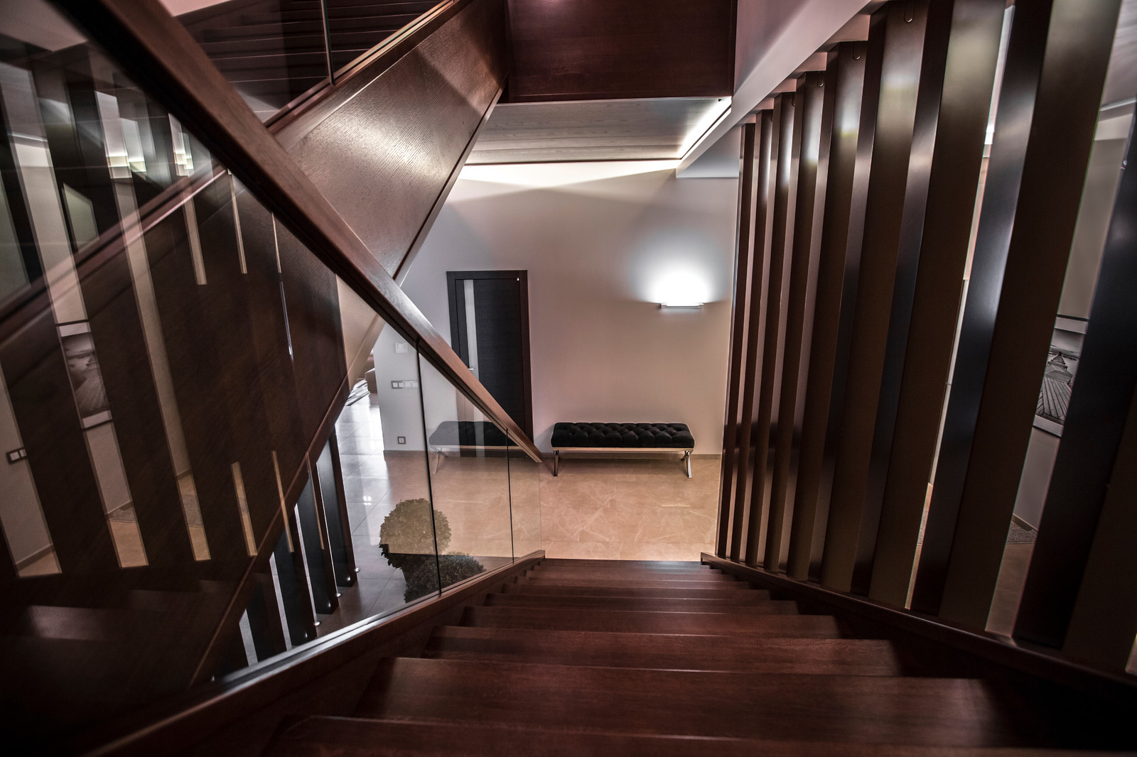 Дом с камином в бежевой гамме