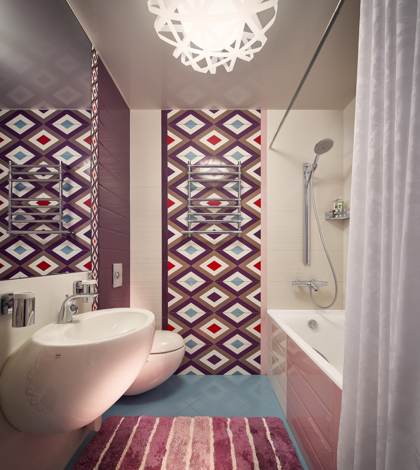 Квартира с восточными принтами на потолках