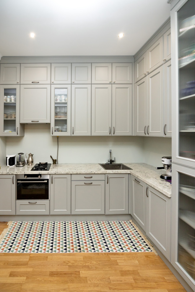 Светло-серая кухня в классическом стиле