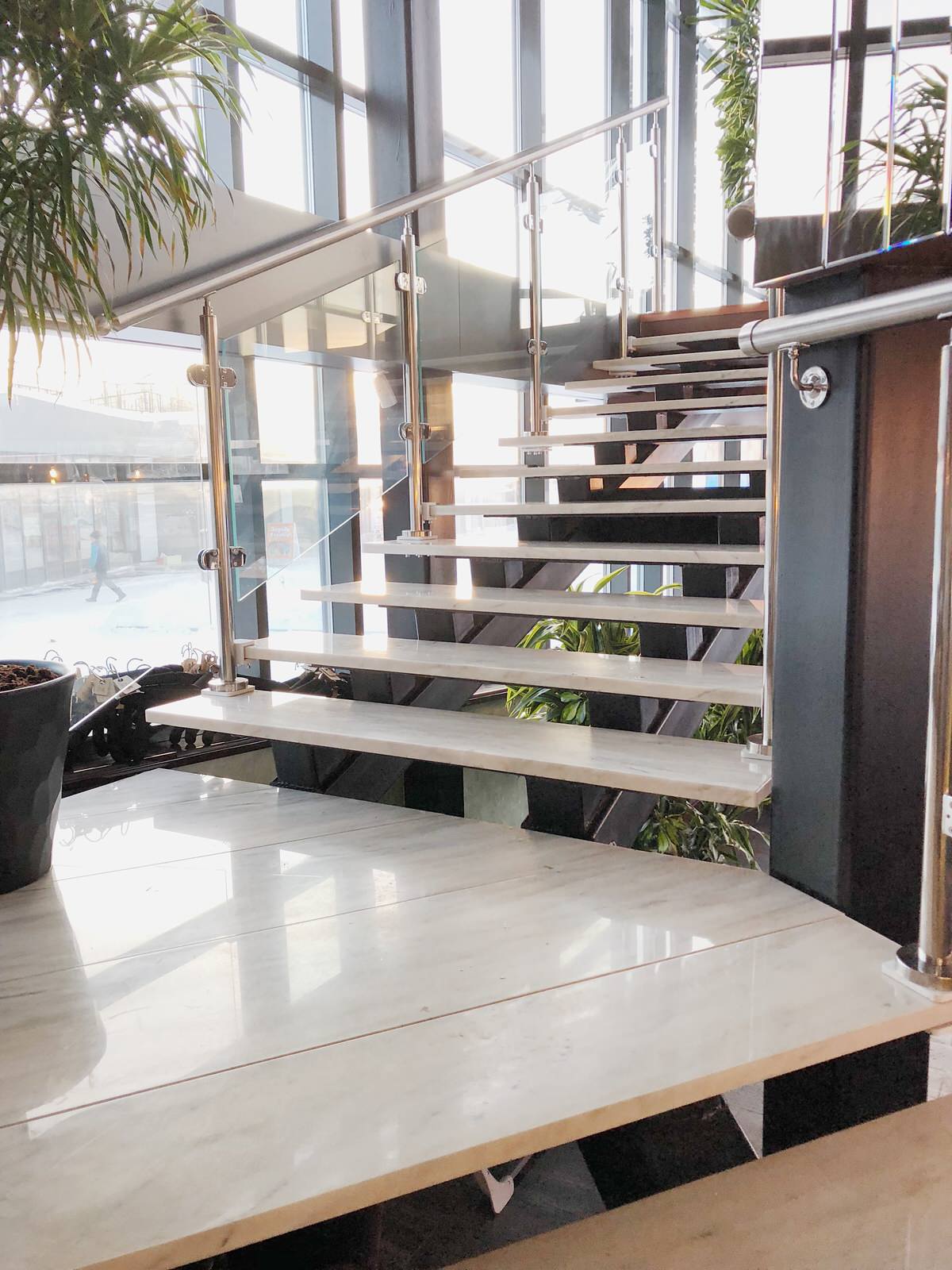 Лестница из белого мрамора "Кибик-Кордон"