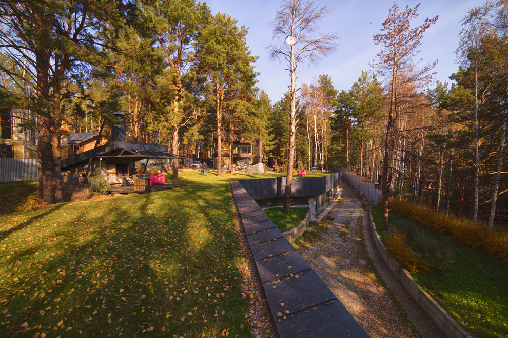 дом встроен в холм