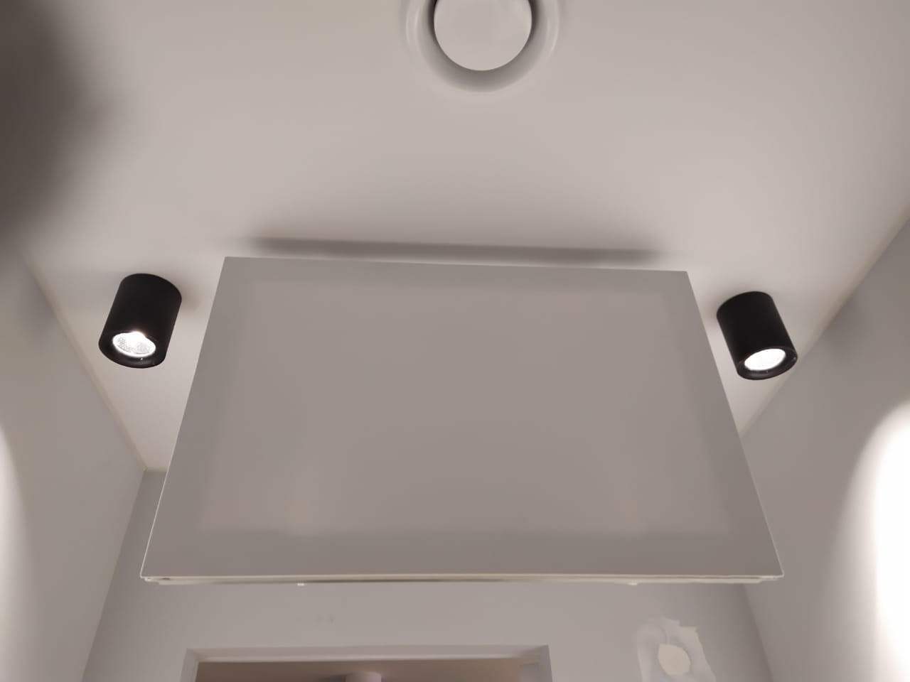 Люк-невидимка в натяжном потолке (мкр р-н "Северный", Дмитровка-МКАД)