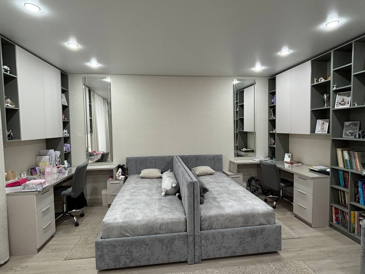 Детская для девочек в современном стиле с серыми кроватями.