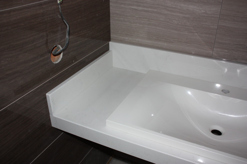 Подвесная столешница в ванную комнату из кварцевого агломерата Caesarstone