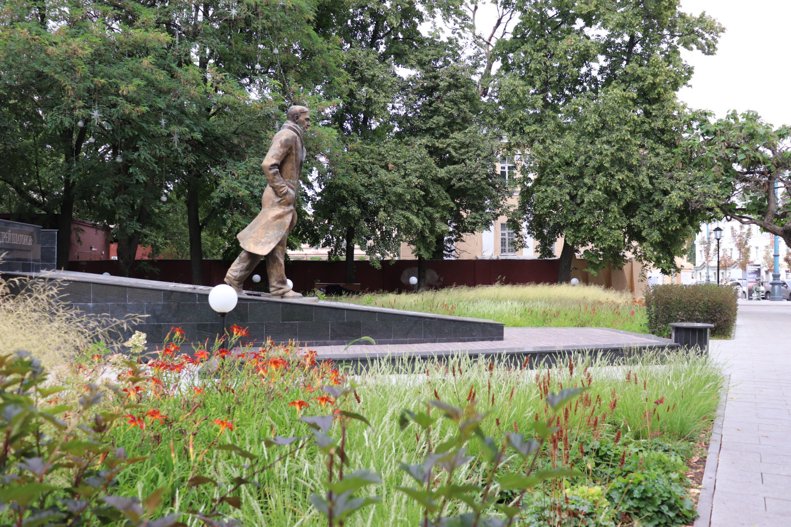 Цветник у памятника А.П.Платонову