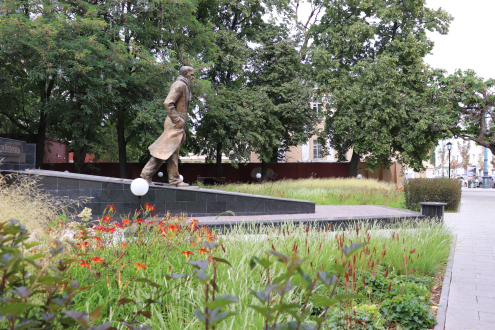 Цветник у памятника А.П.Платонову