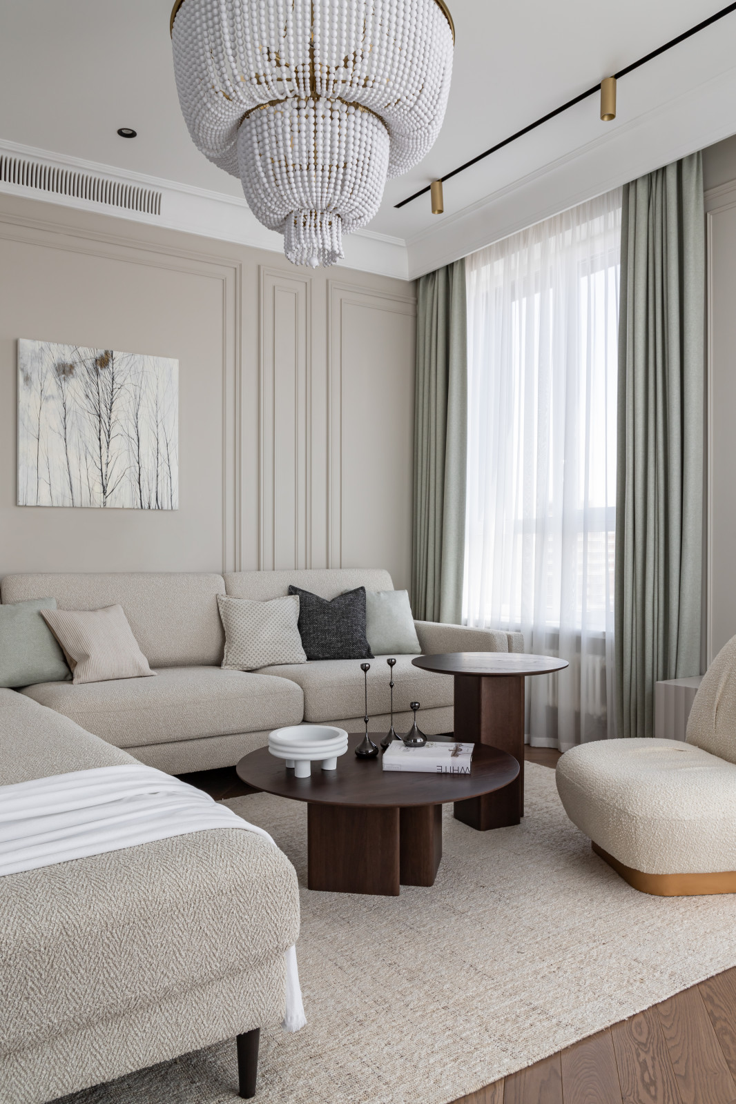 Обложка проекта: Просторная квартира в светлых оттенках