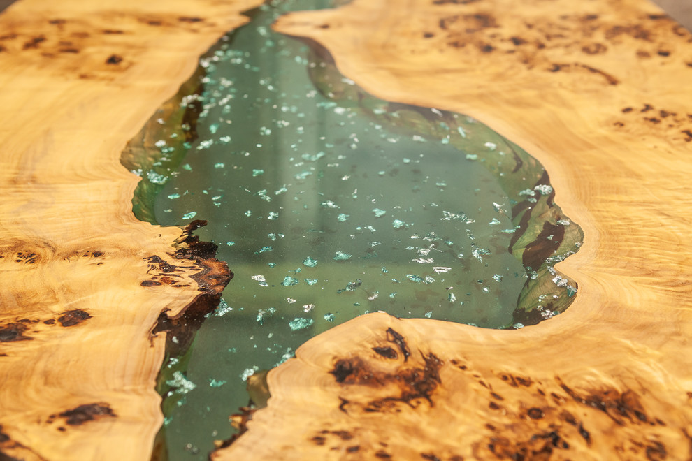 Журнальый стол из Карагача с рекой тиффани и серебряной поталью