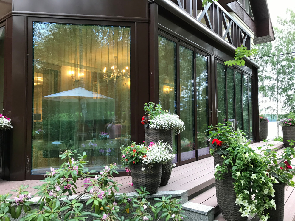 Зимний сад на берегу лесного озера