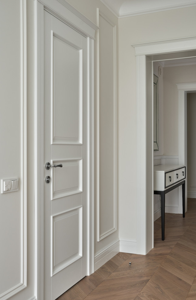 Белый Леон в светлом интерьере