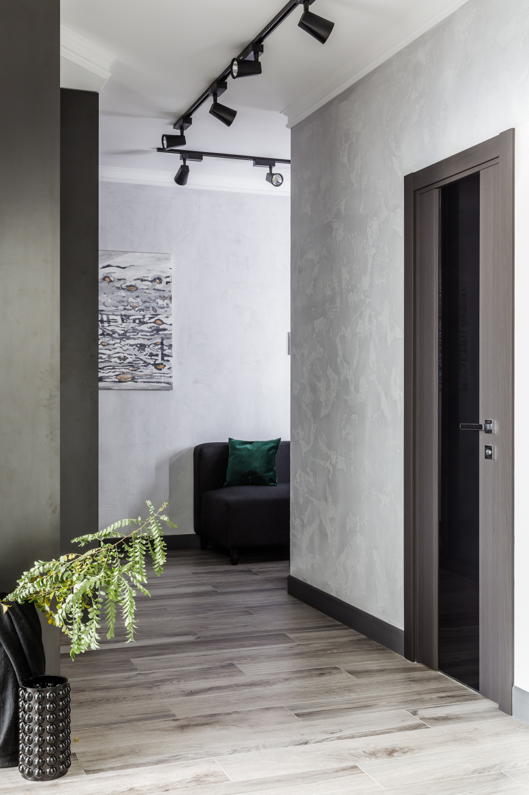 Монохромный интерьер 2-х комнатной квартиры