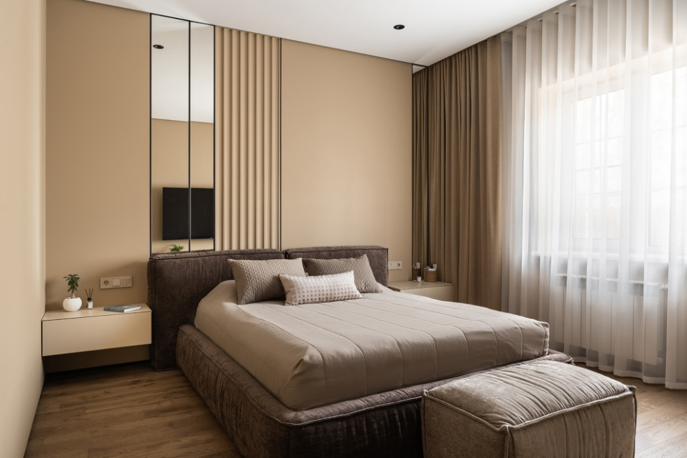 Спальня панели зеркало бежевые стены