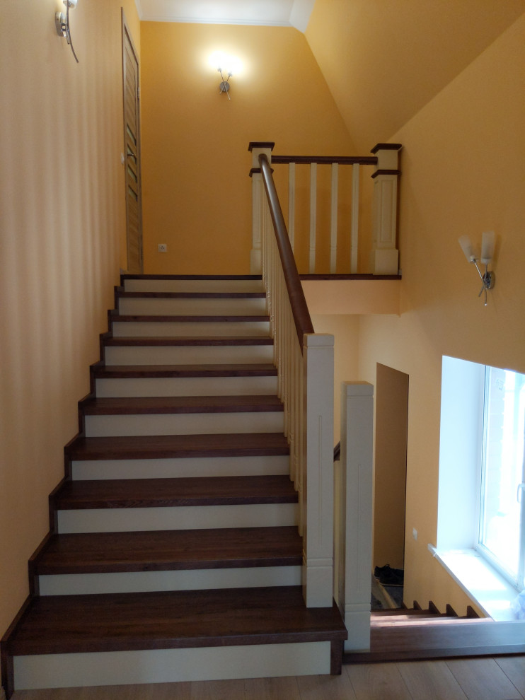 Обложка проекта: Лестница из массива. Двухцветная