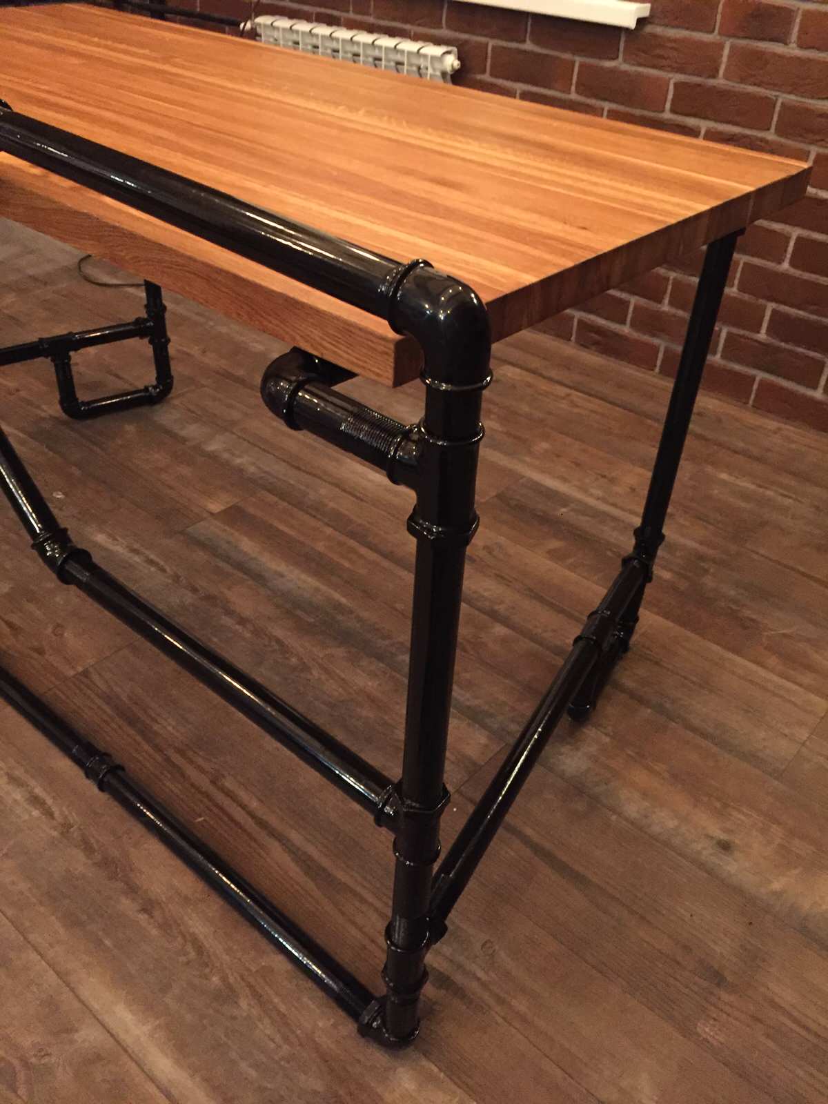 Стол рабочий, журнальный, полки из труб