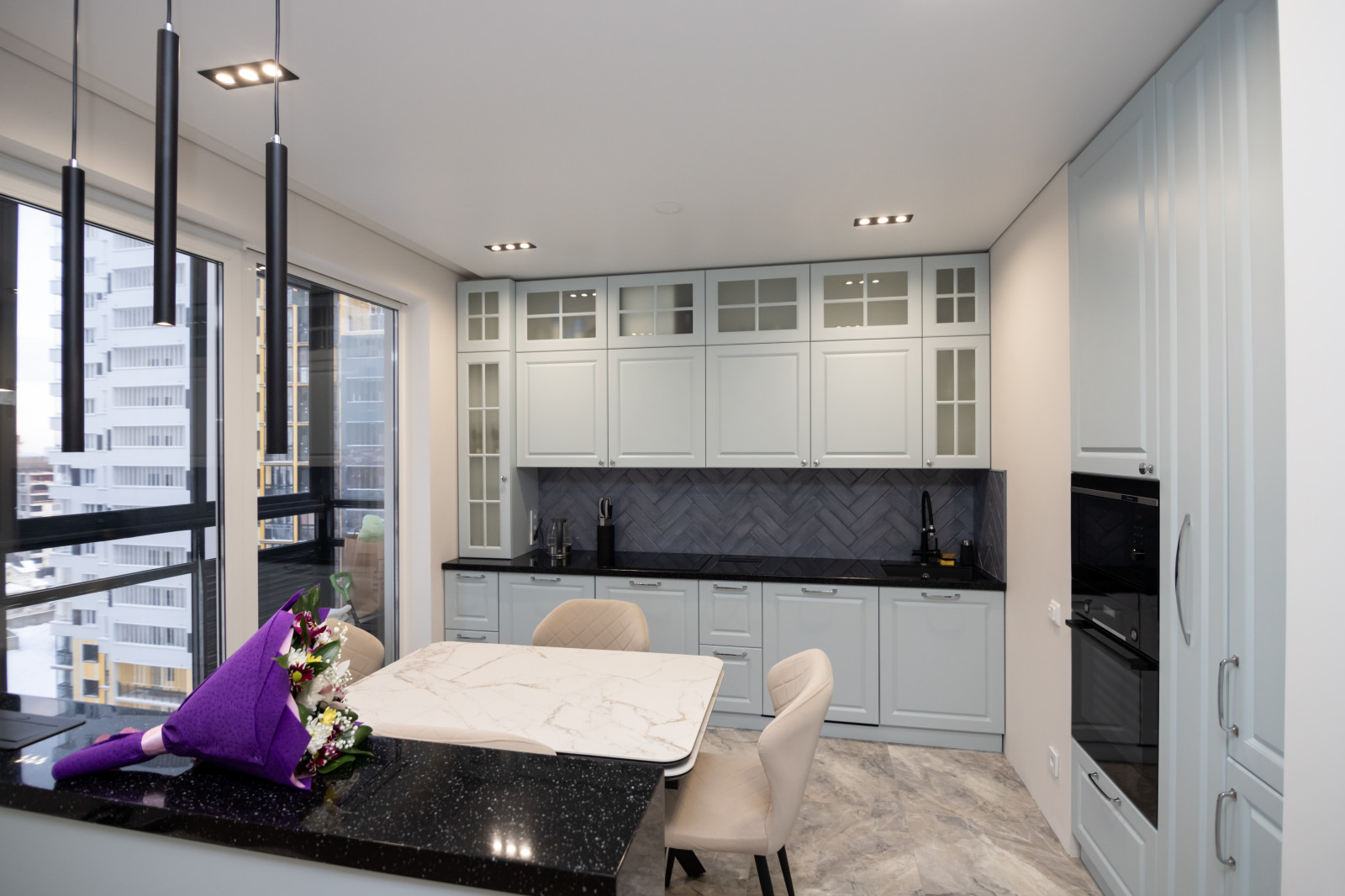 Кухня в серо-голубом цвете с барной стойкой