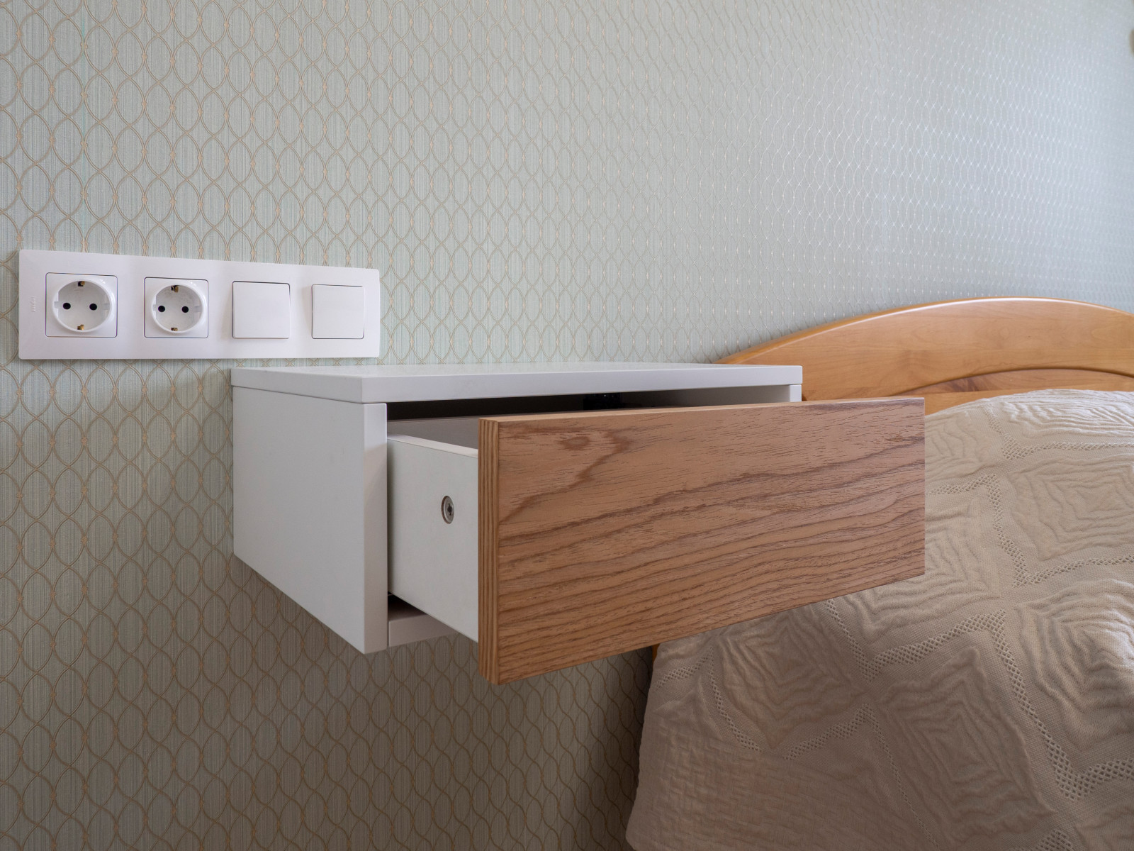 Меблировка спальни и кабинета в светло-мятном цвете