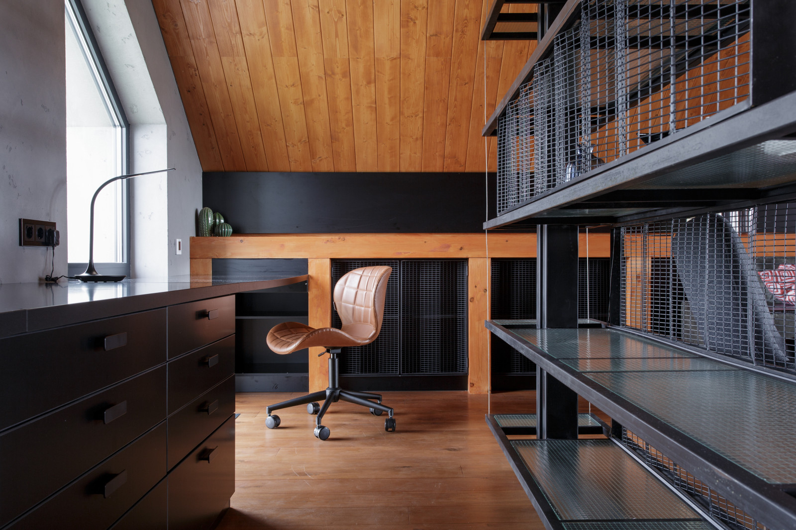 Мансарда с сетчатым баром для ТВ-программы "Дачный ответ"