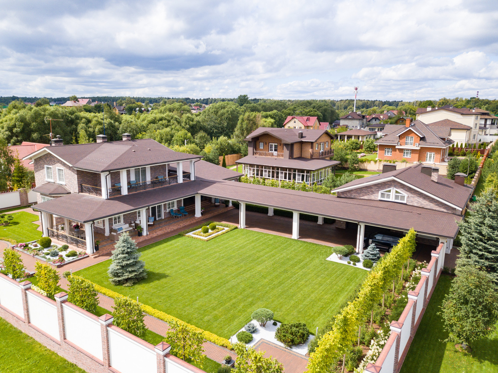 Дом с колоннадой