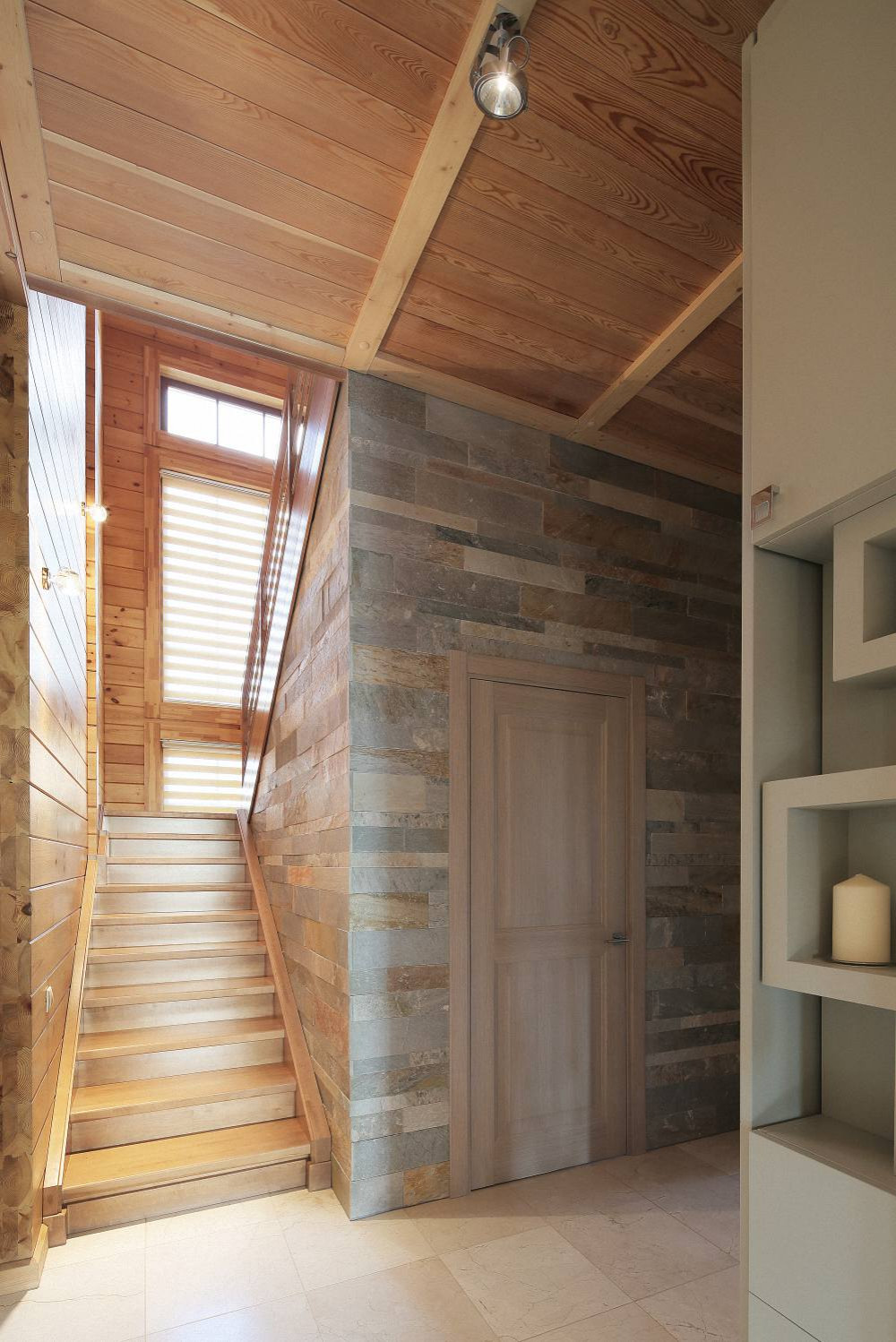 Лестница в доме из клееного бруса