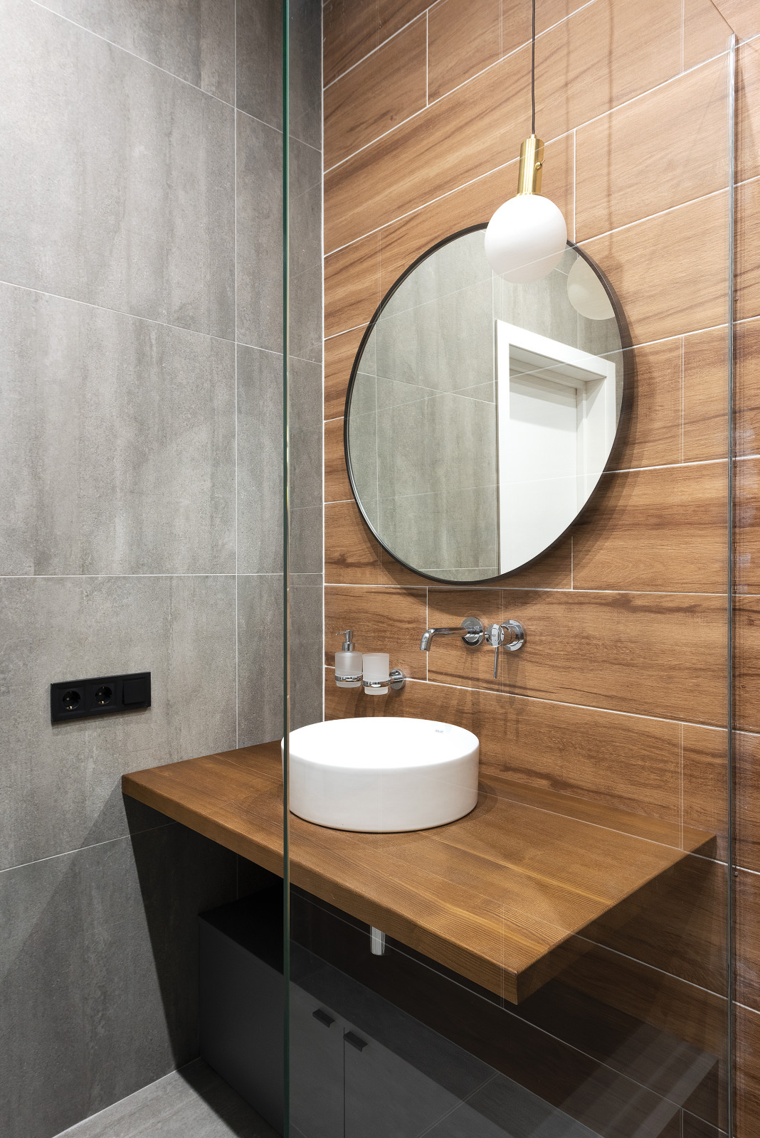 Спокойный, темный интерьер с элементами дерева