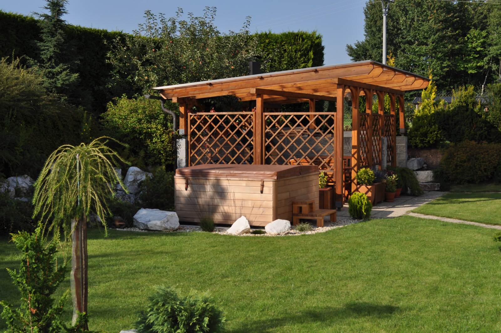 Persea - бассейн среднего размера с двумя лежаками