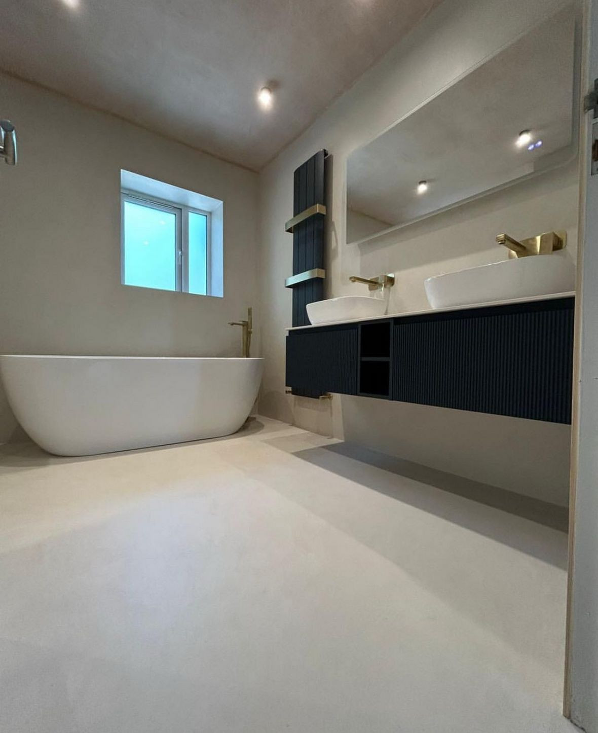 Современная ванная комната с покрытием из микроцемента