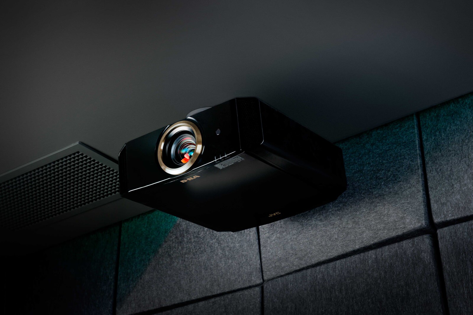 Проект недели: Домашний кинотеатр с атмосферным звуком и светом