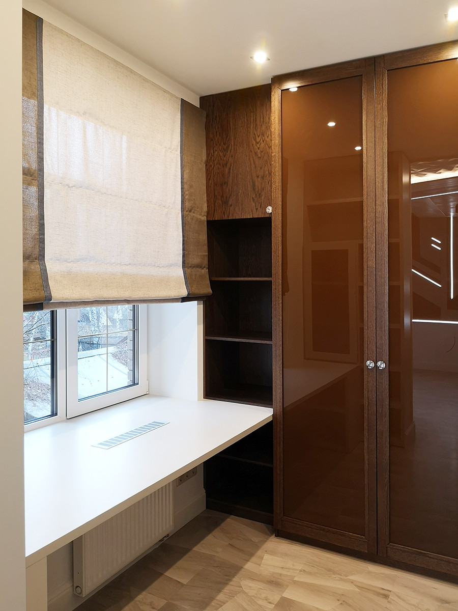 Фото готового интерьера. Второй этаж загородного дома, пространство спален в дом