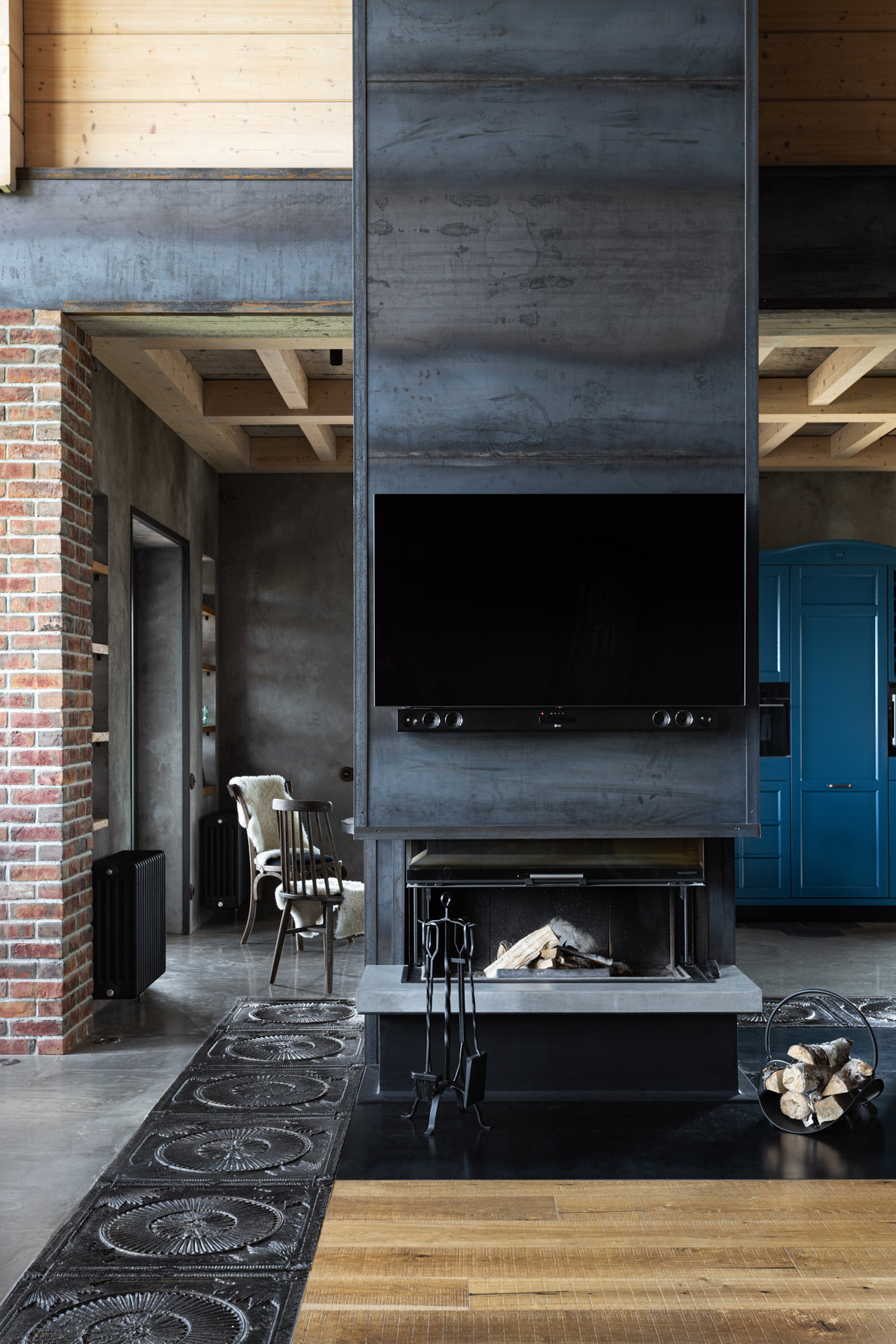 Houzz тур: Дом с напольным бордюром из старых чугунных плит