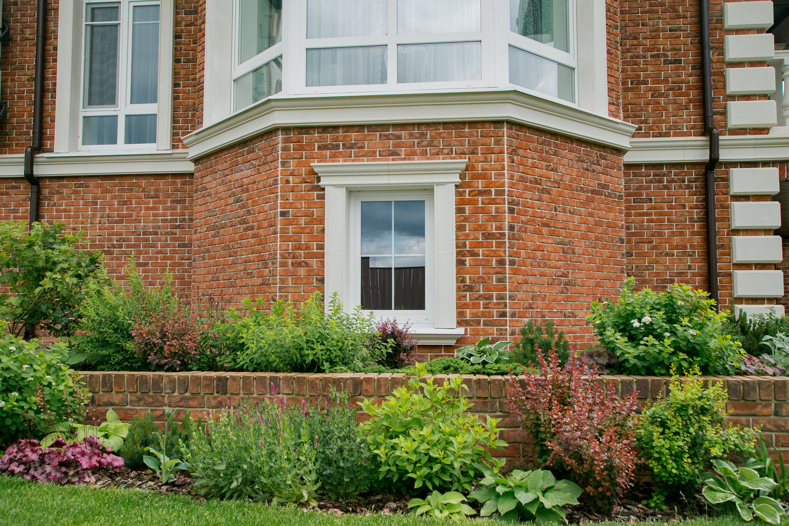 Фото реализованного проекта усадьбы с элементами из архикамня