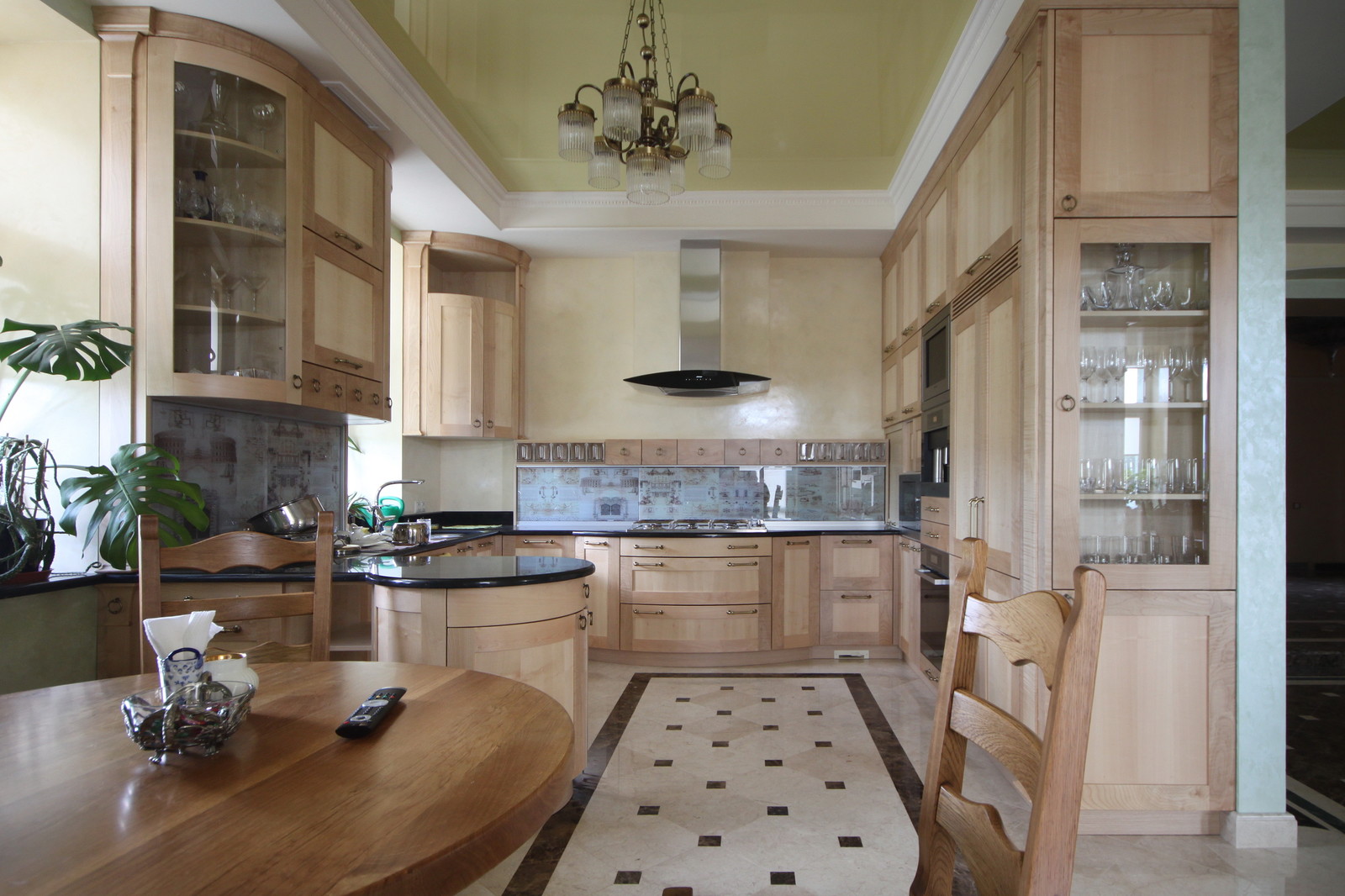 Кухня с кленовым фасадом и всякими хитростями