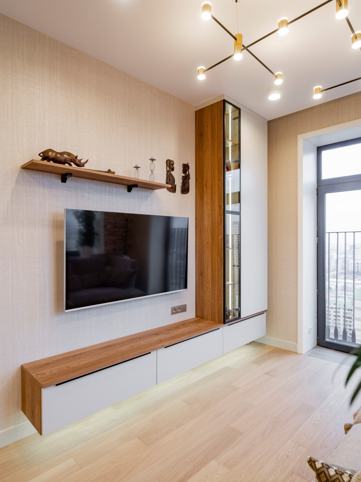 Кухня в минималистичном стиле и оформление ТВ-зоны