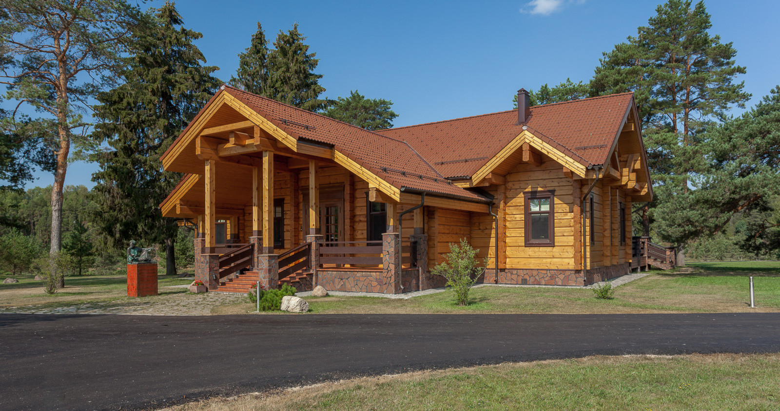 Деревянный дом в классическом стиле