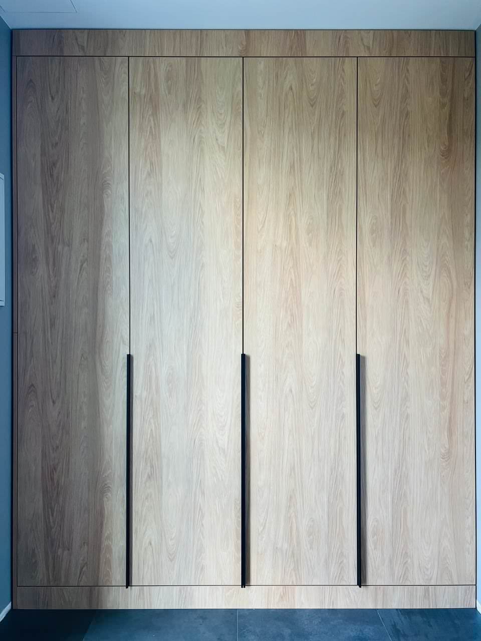 Серая кухня с винным шкафом в острове