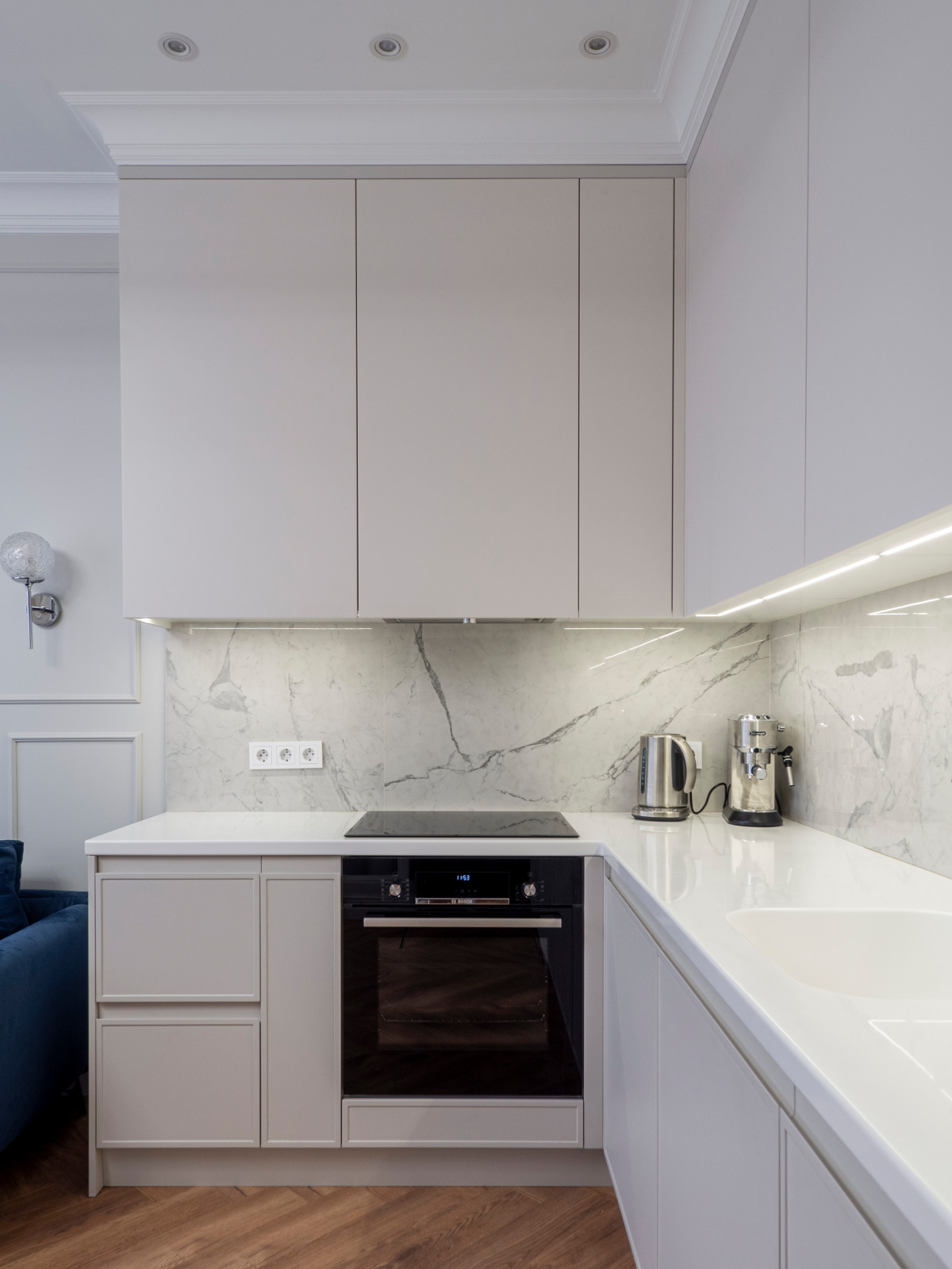 Белая кухня в стиле минимализм