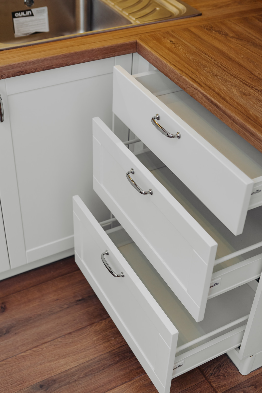 Кухня в скандинавском стиле для юной девушки програмиста