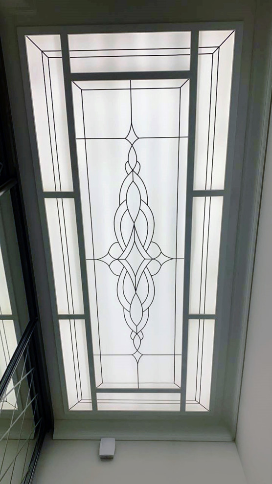 Витражный потолок в прихожей.